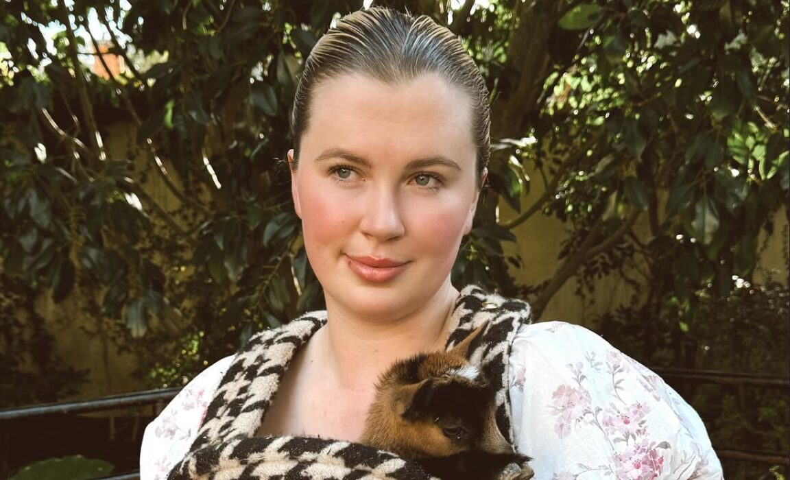 Ireland Baldwin Finds Mom Kim Basinger's Playboy Cover While Thrifting(01)