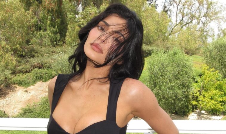 Kylie Jenner Drops Bombshell Travel Pic - Fans Confuse Her for Kim Kardashian