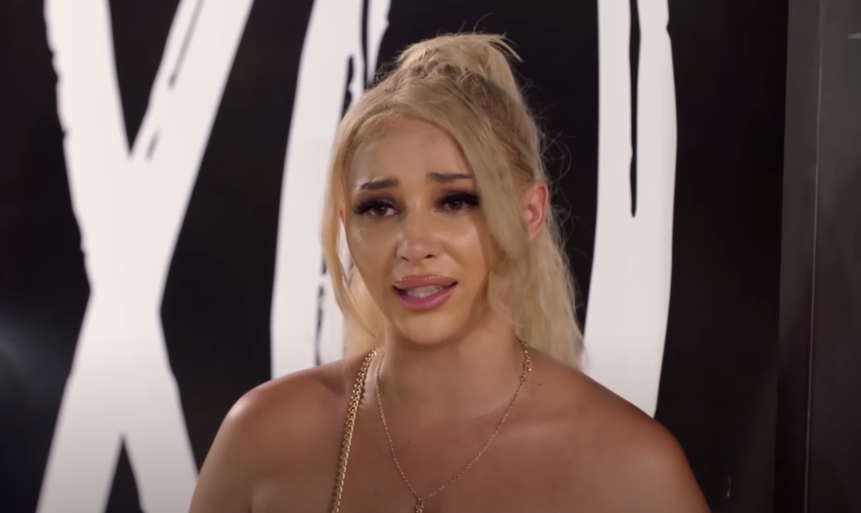 Sophie Sierra’s Curve-Hugging Blue Look Shuts Instagram Down